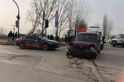 Hafif ticari araçlar çarpıştı: 3’ü çocuk 7 yaralı