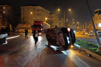 Kontrolden çıkan otomobil önce takla attı sonra direğe çaptı