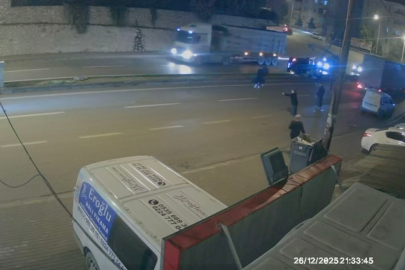 Takla atıp direğe çarpan otomobilin kaza anı kamerada: 3 yaralı