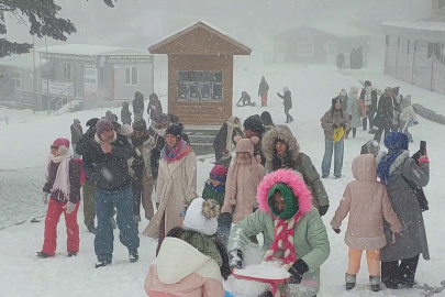 Uludağ'a yoğun kar yağdı, pistler doldu taştı