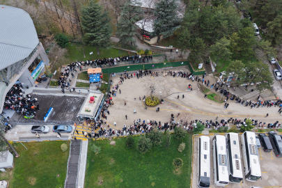 Yüzlerce metre kuyruk, herkes aynı şeyi istiyor