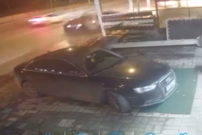 Bursa'da gece yarısı kaza anı kamerada