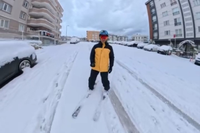 Bursa'da işe kayakla gitti