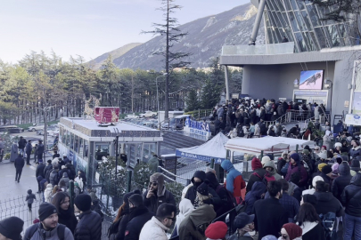 Uludağ'da zirve yarışı...Teleferik kuyrukları metrelerce uzadı
