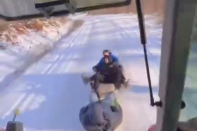 Bursa'da çocuklar traktöre bağlanan lastiklerle karın keyfini çıkardı