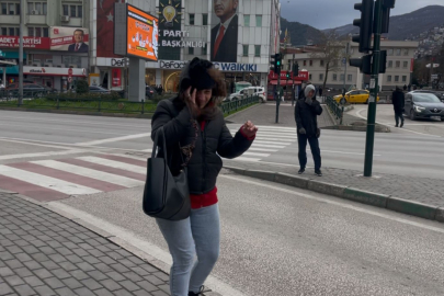 Bursa'da fırtına uçurdu...Yolda yürümekte güçlük çektiler
