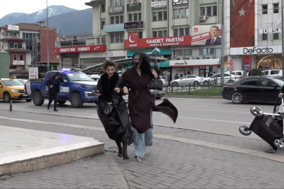 Bebek arabası lodosla birlikte sürüklenerek devrildi