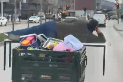 Motosikletin arkasında yatarak tehlikeli yolculuk