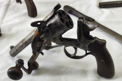 Bursa'da tarihi eser operasyonu: Çok sayıda silah ve obje ele geçirildi