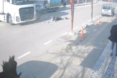 Anayola çıkan tıra, motokurye böyle çarptı