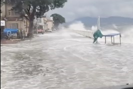 Fırtına sebebiyle kara ile deniz birleşti, tekneler battı