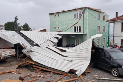 İznik'te şiddetli fırtına evin çatısını uçurdu