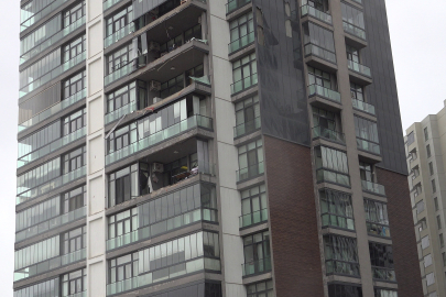 Lüks sitenin cam balkonları lodosla beraber uçtu