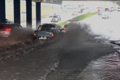 Sağanak yağış caddeleri göle çevirdi: Ne araçlar ne vatandaşlar geçebildi