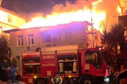 Bursa'da iki katlı evin çatısı alevlere teslim oldu