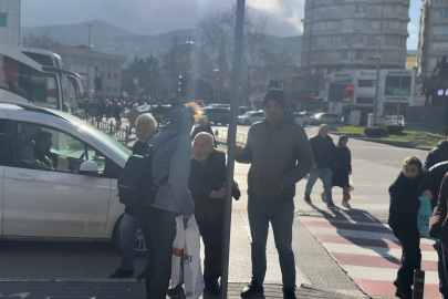 Bursa'da lodos zor anlar yaşattı: trafik lambasına tutundular