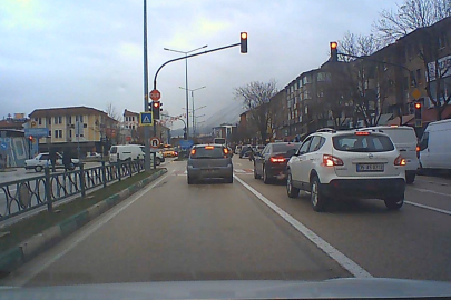 Bursa'da kırmızı ışık ihlali kaza getiriyordu...Yayanın canını hiçe saydı