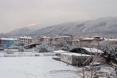 Bursa sabaha beyaz örtüyle uyandı..Ulaşımda aksamalar yaşandı