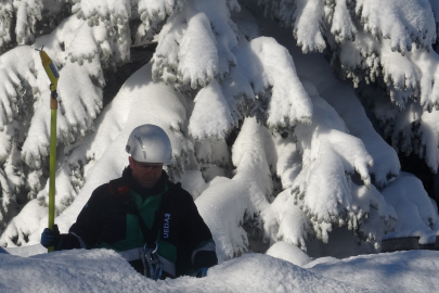 Uludağ'da beline kadar kara gömülen ekiplerin zorlu mesaisi