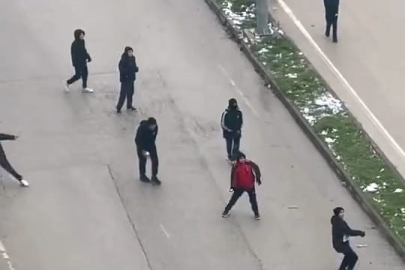 Kar topu gerginliği: Otobüs şoförü çocukları sopayla kovaladı