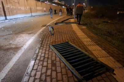 Bursa'da akıl almaz trafik kazası: Demir bariyerler araçların üzerine düştü