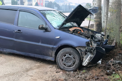 İnegöl'de kontrolden çıkan otomobil kaldırıma ve ağaca çarptı: 2 yaralı