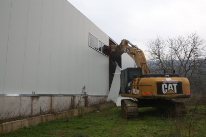 Nilüfer’de iki kaçak iş yeri yıkıldı