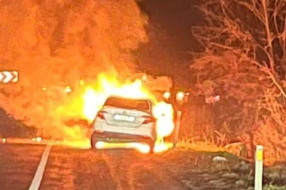 Bursa'da seyir halindeki otomobil alev alev yandı