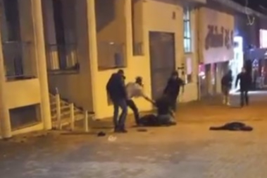 Sokak ortasında iki genç çakıyla birbirini yaraladı