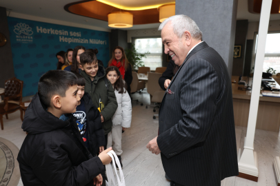 Badırgalı çocuklar el emeklerini Başkan Şadi Özdemir’e hediye etti