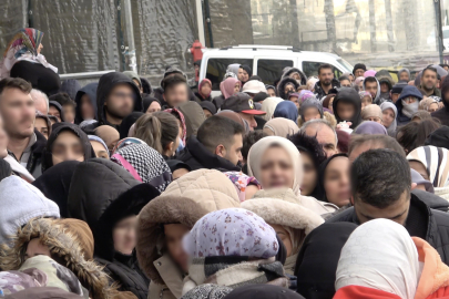Bursa'da indirim izdihamı: 100 liralık alışveriş için dondurucu soğukta saatlerce beklediler