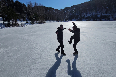 Üzerinde çökertme oynadığı, buzu kesip suya girdi
