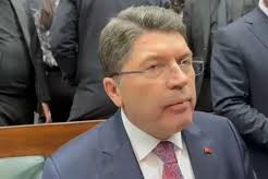 Bakan Tunç: "Bayrak indirme olayıyla ilgili 14 kişi gözaltına alındı''