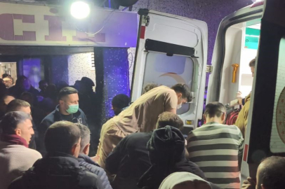 Kalbi duran yaralı için doktor sedye üzerinde kalp masajı yaptı