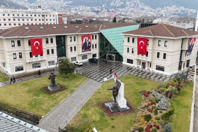 Osmangazi Belediyesi binalarını Türk Bayraklarıyla donattı