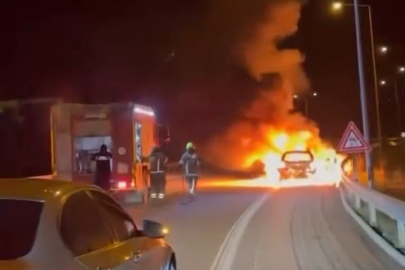 Seyir halindeki otomobil alev topuna döndü: Aracının yanışını çaresizce izledi