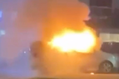 Bursa'da araç alev aldı, esnaf yangın tüpleriyle koştu