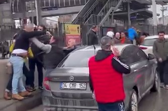 Kaza sonrası sürücüler birbirine girdi