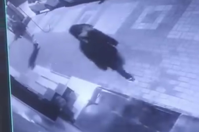 Otomobillerin aynalarını kırıp camlarını yumrukladılar, hiçbir şey olmamış gibi gittiler