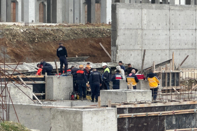 Tonlarca betonun altında kaldılar: 1 işçi öldü, 2'si sağ kurtarıldı