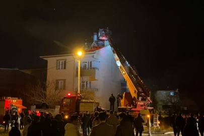 Bursa'da 3 katlı binanın çatısında yangın