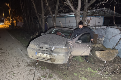 Kontrolden çıkan otomobil ağaca çarptı: 4 yaralı