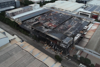 Bursa'da gece alevlere teslim olan fabrika sabahın ilk ışıklarıyla havadan görüntülendi