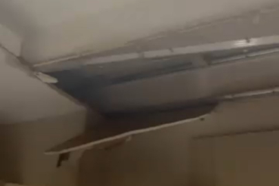 Yeni yapılan binada mutfağın tavanı çöktü... O anlar kamerada