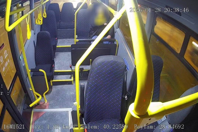 Bursa'da halk otobüsünde zamanla yarış...Kalp krizi geçiren yolcu için acile kırdı