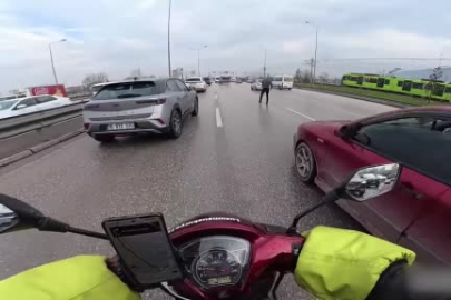 Uçan tekmeler havada çarpıştı, iki sürücü böyle kavga etti