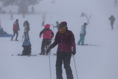 Uludağ'da sömestr tatilinin son günlerinde sis ve soğuğa rağmen yoğunluk sürüyor