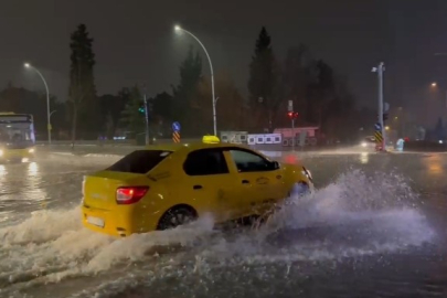 Bursa’da sağanak sonrası rögarlar taştı, cadde göle döndü
