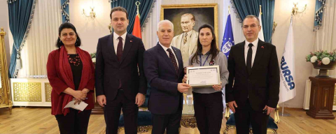 Örnek güvenlik görevlisine Başkan Bozbey’den tebrik