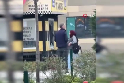 Taksi bulamayınca durağı böyle dağıttı, görenler şoka girdi